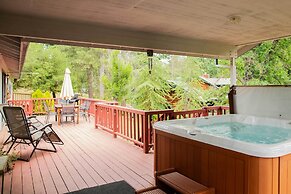 Rustic Groveland Home: Private Hot Tub, Deck & BBQ