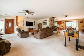 Rustic Groveland Home: Private Hot Tub, Deck & BBQ