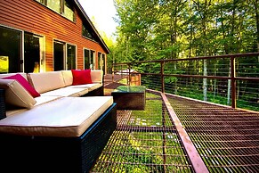 White Mountain Escape w/ Separate In-law Suite!