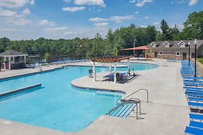 Golf, Ski + Fish: Cabin w/ Deck in Tobyhanna!