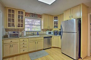 8 Mi to Lake Ray Hubbard: Creekside Garland Home