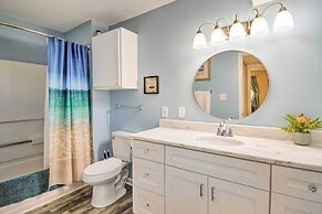 Bright Gulf Shores Condo w/ Pool: 5 Mi to Beach!
