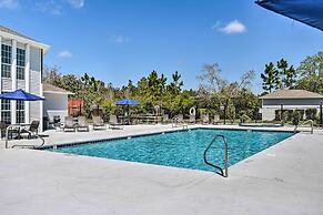 Bright Gulf Shores Condo w/ Pool: 5 Mi to Beach!