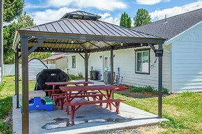 Cozy + Chic Abode ~ 11 Mi to Bloomington Lake