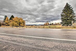 Cozy + Chic Abode ~ 11 Mi to Bloomington Lake