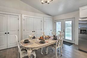 Cozy + Chic Abode ~ 11 Mi to Bloomington Lake