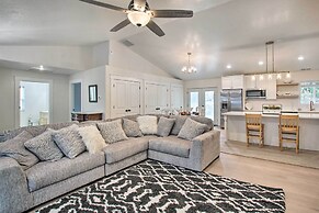 Cozy + Chic Abode ~ 11 Mi to Bloomington Lake