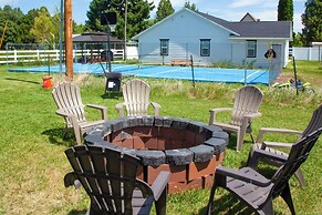 Cozy + Chic Abode ~ 11 Mi to Bloomington Lake