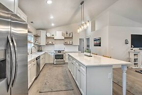 Cozy + Chic Abode ~ 11 Mi to Bloomington Lake