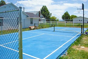 Cozy + Chic Abode ~ 11 Mi to Bloomington Lake