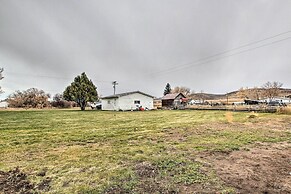 Cozy + Chic Abode ~ 11 Mi to Bloomington Lake