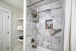 Cozy + Chic Abode ~ 11 Mi to Bloomington Lake