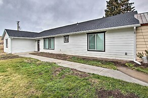 Cozy + Chic Abode ~ 11 Mi to Bloomington Lake