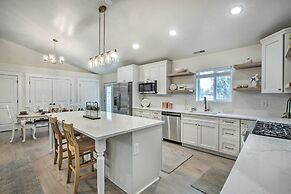 Cozy + Chic Abode ~ 11 Mi to Bloomington Lake