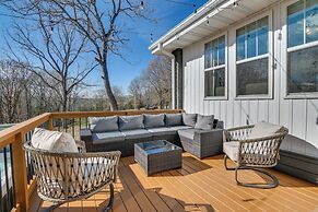 'the Retreat on Reno' Home w/ Hot Tub + Deck!