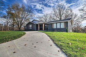 'the Retreat on Reno' Home w/ Hot Tub + Deck!