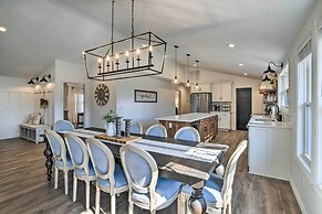 'the Retreat on Reno' Home w/ Hot Tub + Deck!