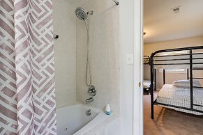 Spacious Triangle Townhome - Near Hiking & Golf!