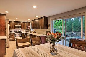 Bright Edmonds Abode w/ Patio & Dining Table!