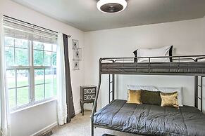 Charming Springfield Escape w/ Furnished Deck