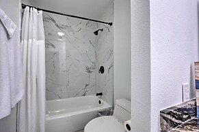 Luxe Lakehouse w/ Sunset Views on Lake Palestine!