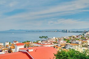 Resort Condo w/ Pool Access & Pacific Ocean Views!