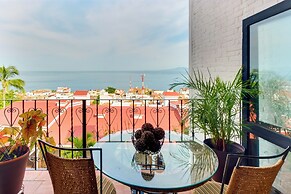 Resort Condo w/ Pool Access & Pacific Ocean Views!