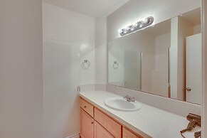 Convenient Bakersfield Townhome With Patio!