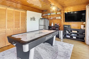 Walk to Tuttle Creek Lake: Secluded Scenic Retreat