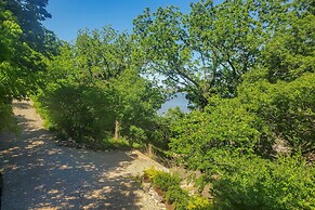 Walk to Tuttle Creek Lake: Secluded Scenic Retreat