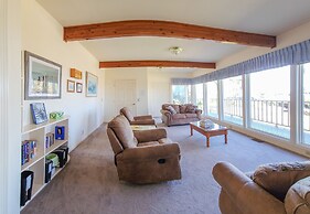 Fishermen's Paradise in Coos Bay: Walk to Beach!