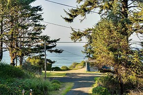 Fishermen's Paradise in Coos Bay: Walk to Beach!