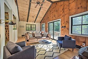 Sleek Cabin w/ Deck, 8 Miles to Mount Snow & Hikes