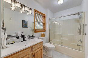 Pet-friendly Waynesville Retreat w/ Hot Tub!