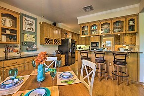 Sunny Seguin Retreat w/ Canoes on Guadalupe River!