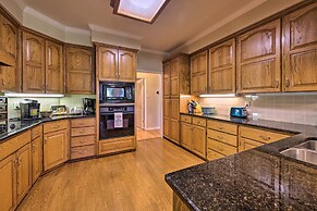 Sunny Seguin Retreat w/ Canoes on Guadalupe River!