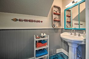 Sunny Seguin Retreat w/ Canoes on Guadalupe River!