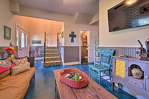 Sunny Seguin Retreat w/ Canoes on Guadalupe River!