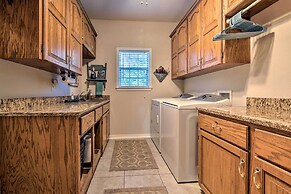 Sunny Seguin Retreat w/ Canoes on Guadalupe River!