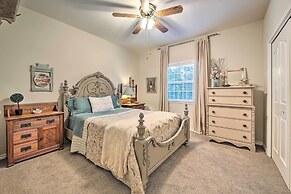 Sunny Seguin Retreat w/ Canoes on Guadalupe River!