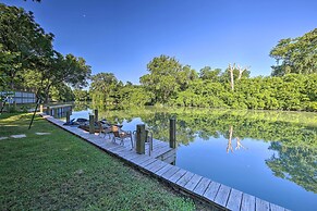 Sunny Seguin Retreat w/ Canoes on Guadalupe River!