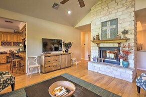 Sunny Seguin Retreat w/ Canoes on Guadalupe River!