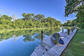 Sunny Seguin Retreat w/ Canoes on Guadalupe River!