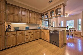 Sunny Seguin Retreat w/ Canoes on Guadalupe River!