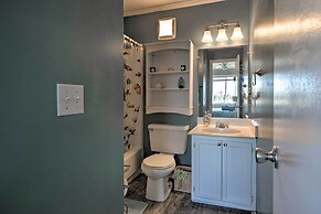 Condo w/ Balcony & Pool: Walk to 2 Beach Accesses!