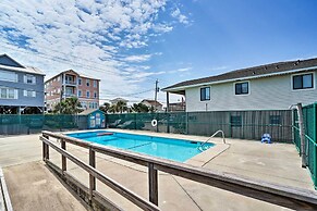 Condo w/ Balcony & Pool: Walk to 2 Beach Accesses!