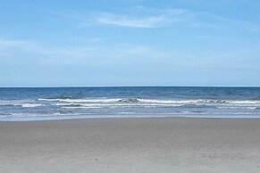 Condo w/ Balcony & Pool: Walk to 2 Beach Accesses!