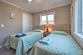 Condo w/ Balcony & Pool: Walk to 2 Beach Accesses!