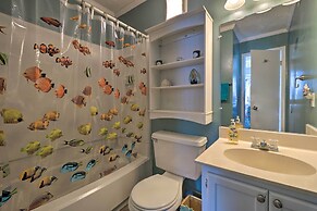 Condo w/ Balcony & Pool: Walk to 2 Beach Accesses!