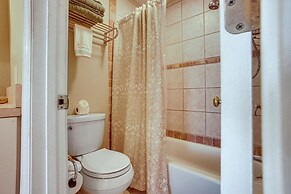 Harbor Island Condo With Deck - Steps to Beach!